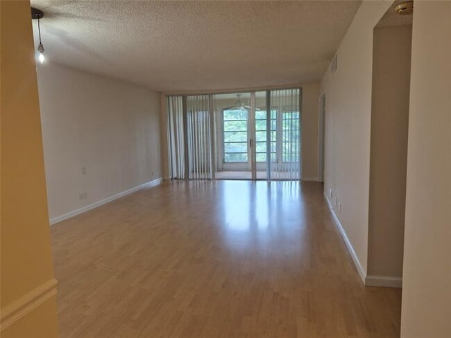 Photo - 3151 S Palm Aire Dr Unidad 405