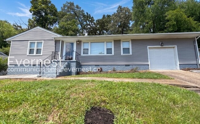 Building Photo - 3 Bed/1 Bath Home with Garage / Pet-Friendly / Available Now!