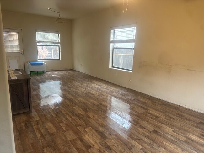 Photo - 720 N 6th Dr