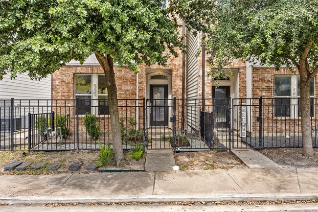 Photo - 707 Schwartz St