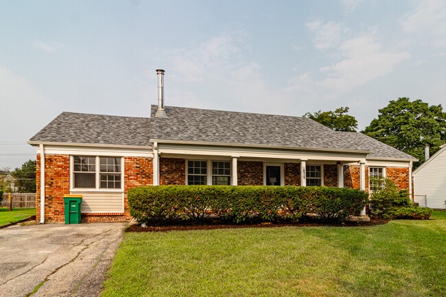 Building Photo - 1075 Aspen Dr
