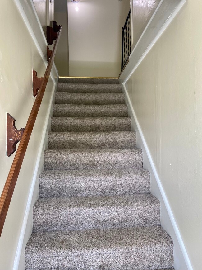 Entry Stairs - 107 Jackson St Unit Apartment C