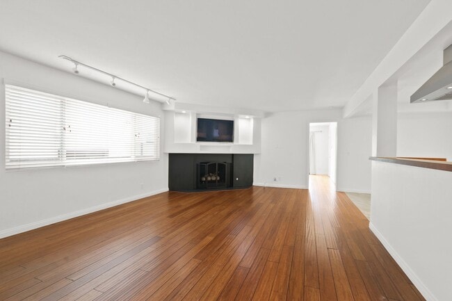 Photo - Coastal Living in the Heart of Corona del Mar