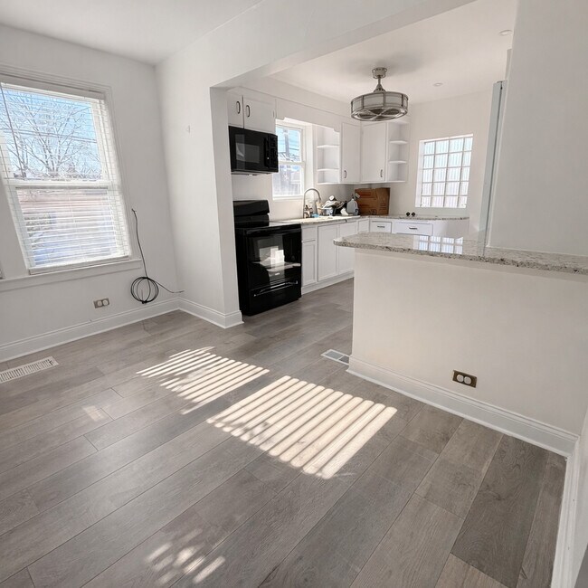 Photo - 3857 W 51st St