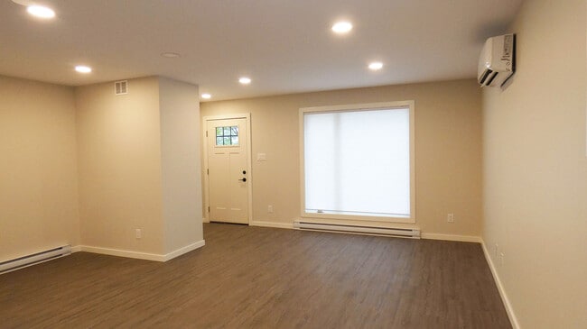 Photo - 206 Yale Ave E