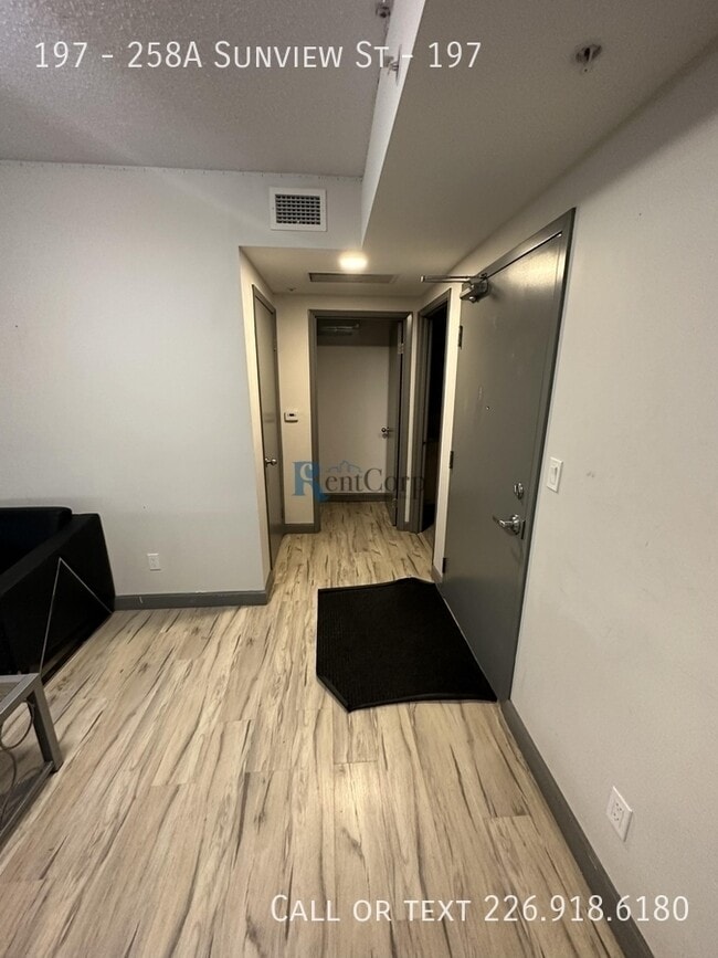 Photo - 258A-258A Sunview St