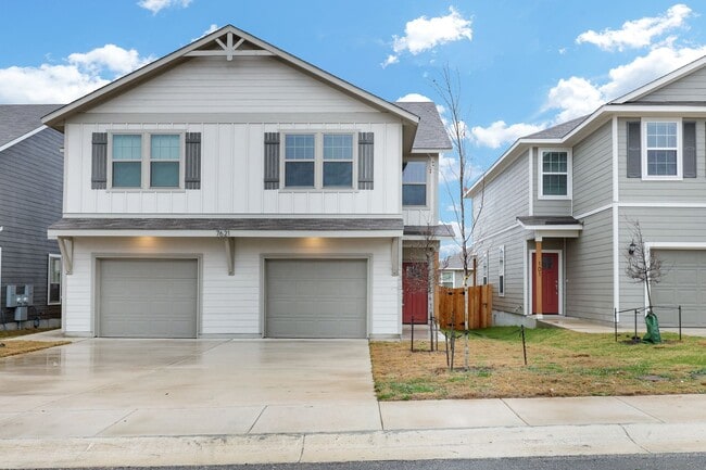 Building Photo - ***MOVE-IN SPECIAL: TWO WEEKS FREE***Beaut... Rental