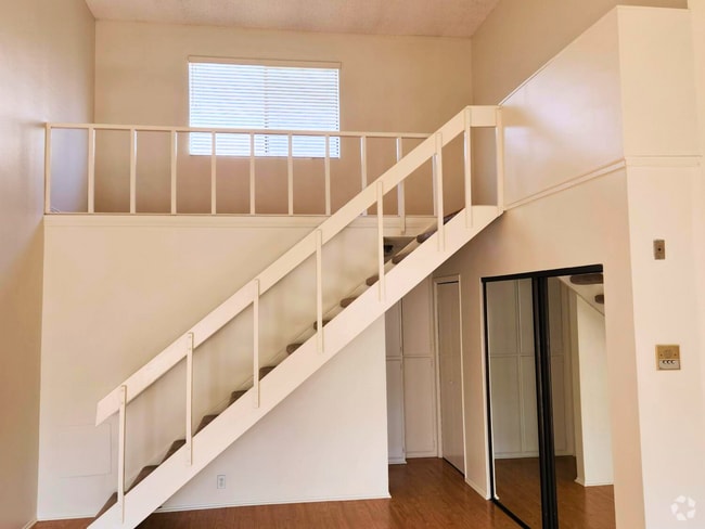Building Photo - Charming Studio with Loft in Prime Beverly... Unit 402