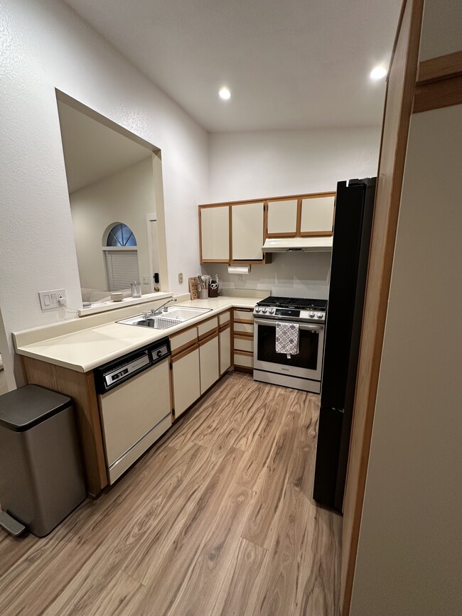 Building Photo - 7130 Woodlake Ave Unit E