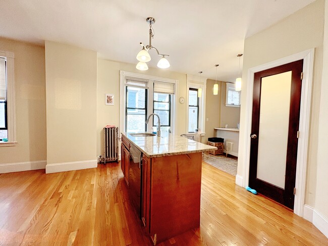 Building Photo - 184 Saint Paul St Unit 5