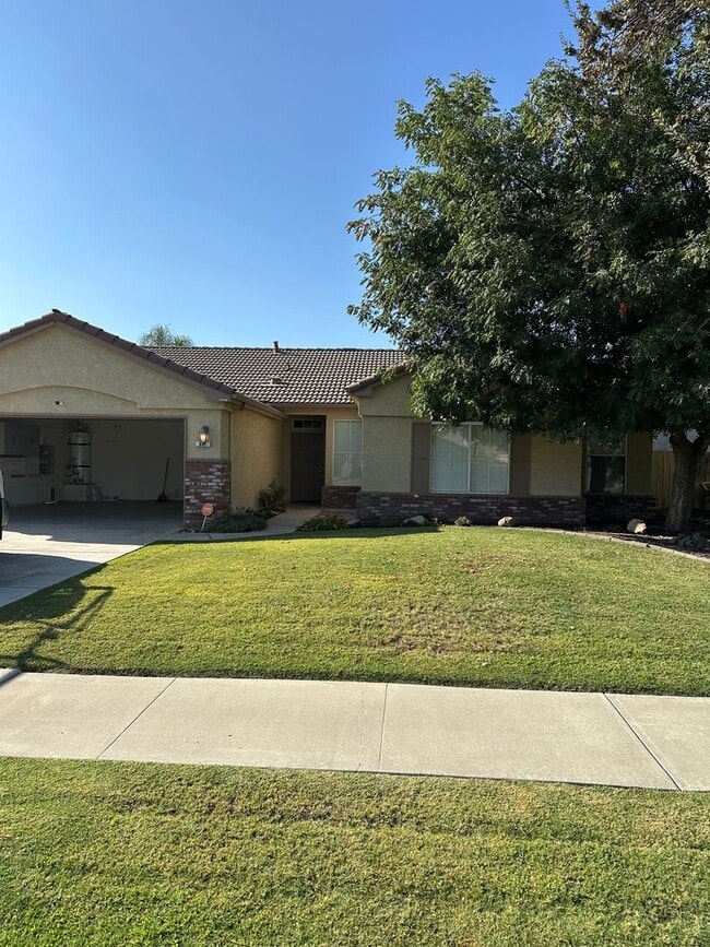 Building Photo - Lemoore’s finest Rental