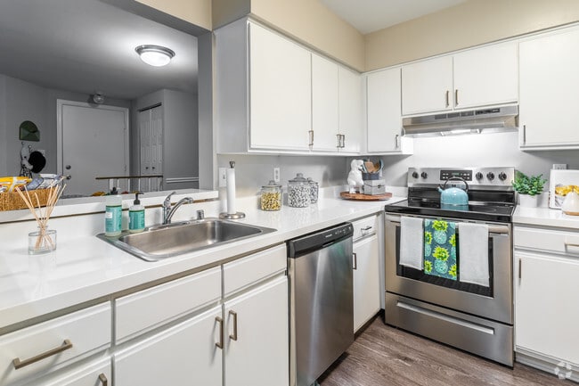 2 BR, 1 BA - 903 SF