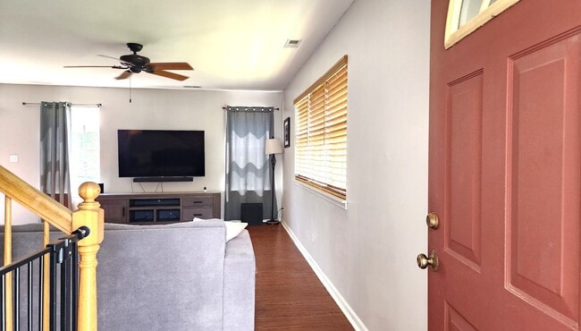 Photo - 301 Wedgewood Cir