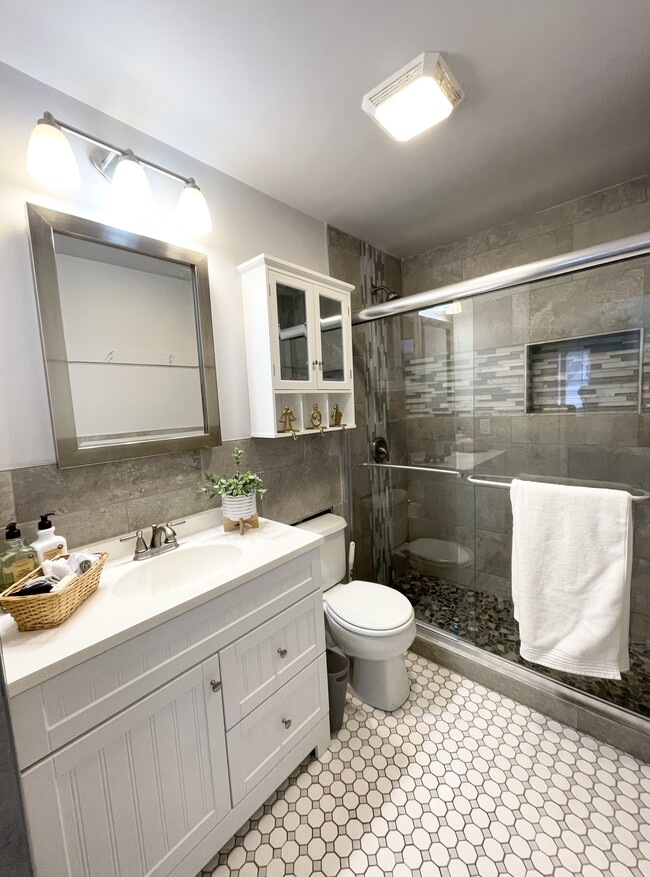 Newly Remodeled Bathroom - 248 Pennsylvania Ave Apartamentos Unidad #2