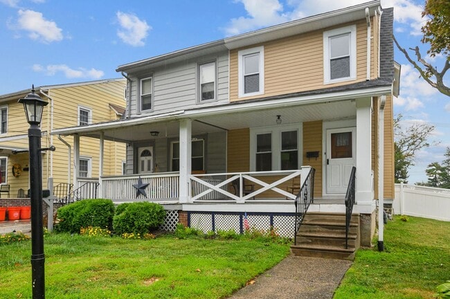 Building Photo - FIRST MONTH FREE* Large Twin Home! One (1) Car Garage, W/D Hookups in basement, Stainless Applian...