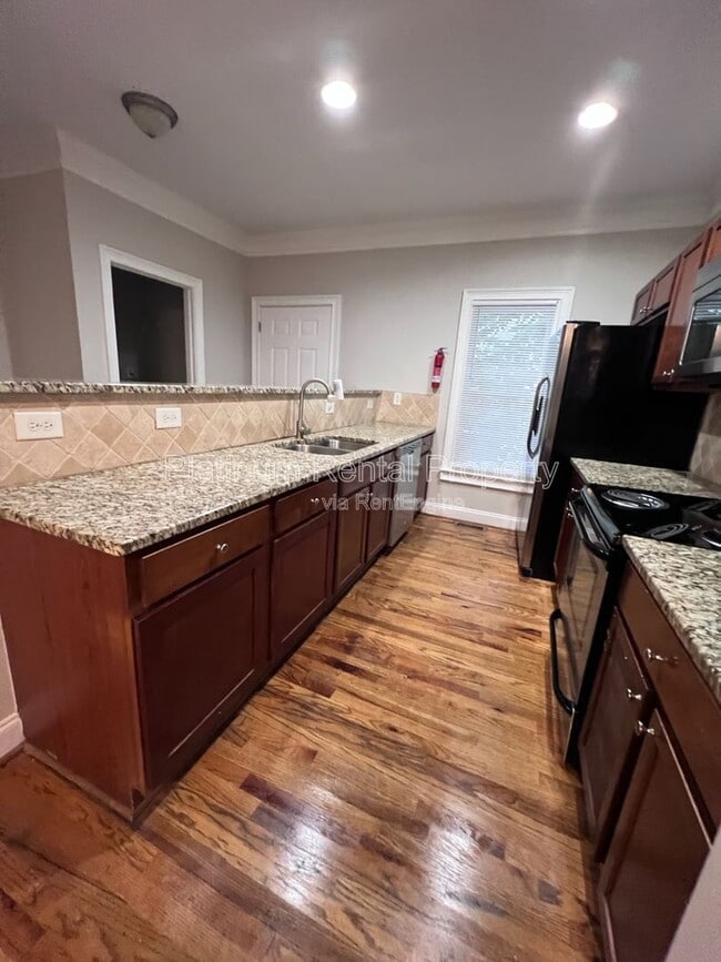 Photo - 750 Terry St SE