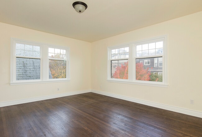 Photo - Charming 2 Bed / 1 Bath Top Floor, South-Facing Apartment w/ Roof Deck One Month Free Rent Unit 4