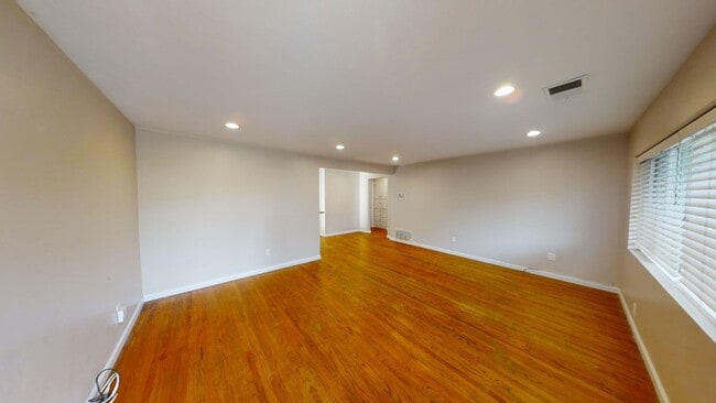 Photo - Spacious 8-Bedroom / 4-Bathroom Home Near ...