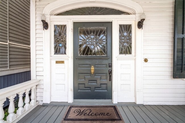 Photo - 1112 Broadway Avenue J