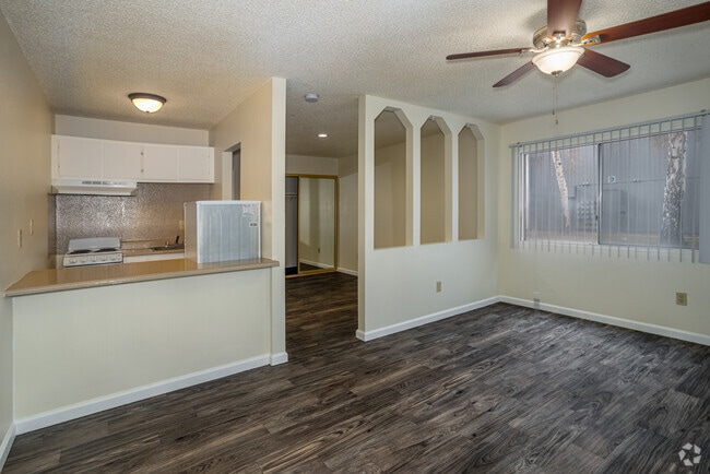Downstairs Apartment - Shoreline Plaza Apartments