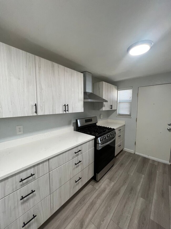 Photo - Beautifully Renovated 2 bedroom in Aurora! Right on the park and close to Stanley Marketplace! Unidad 1952