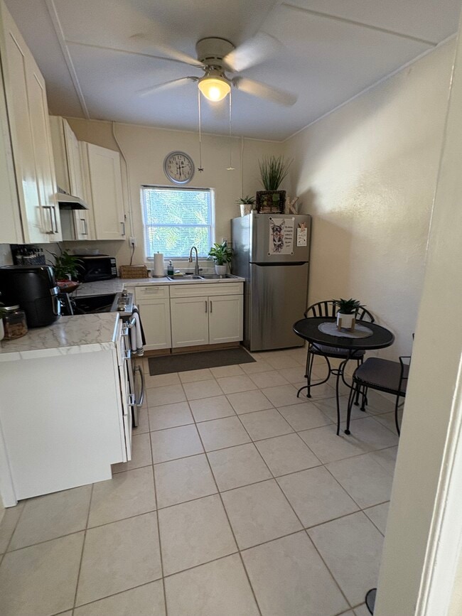 Photo - 215 Pineapple St