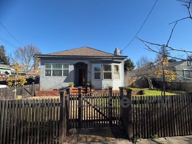 Building Photo - 559 N Oak St