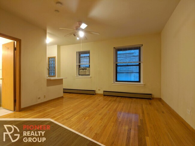 Photo - 635 W Barry Ave