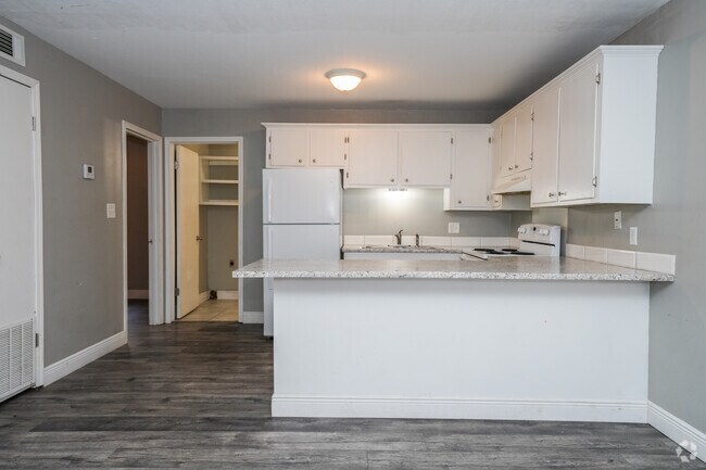 2BR, 1BA - 690SF - Kitchen - Oak Grove Courts