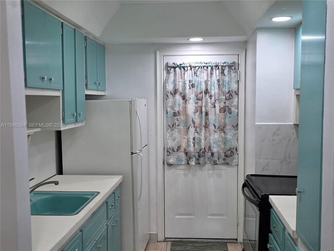 Building Photo - 300 NE 191st St Unit 218