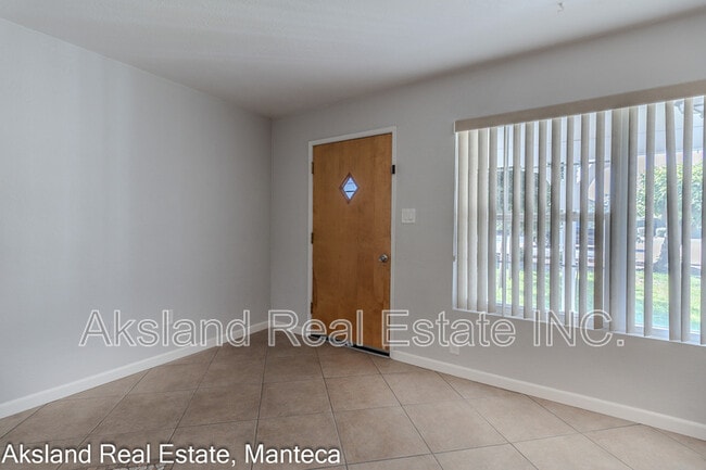Photo - 3007 W Lathrop Rd