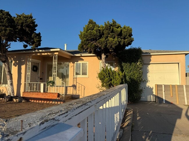 Building Photo - Charming 3-Bedroom, 2-Bathroom Home with H...