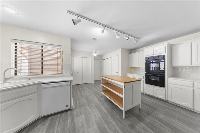 Photo - 10900 Crown Colony Dr Unidad B