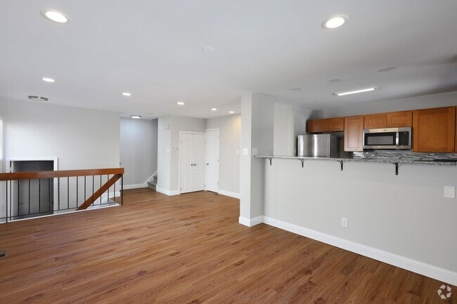 Building Photo - ??? RECENTLY UPDATED, 2 BEDROOMS AND 3 BAT... Rental