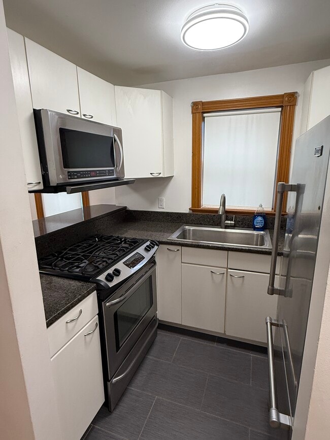 Building Photo - 16 Warren St Unit 1 Rental