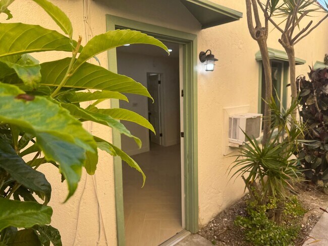 633 Rose Ave Unit Studio