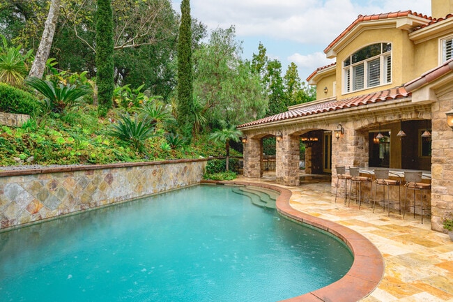 Building Photo - Elegant 5BR Furnished Estate with Pool & G... Rental