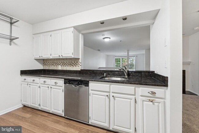 Building Photo - 240 S Reynolds St Unit 306