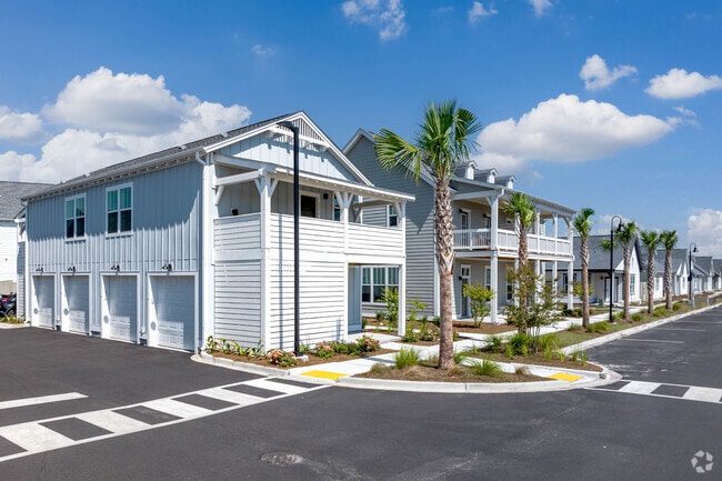 Acera entre edificios. - The Cottages at Myrtle Beach