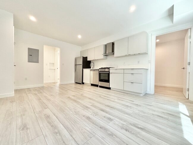 Building Photo - 562 N Kenmore Ave Unit 3 Rental