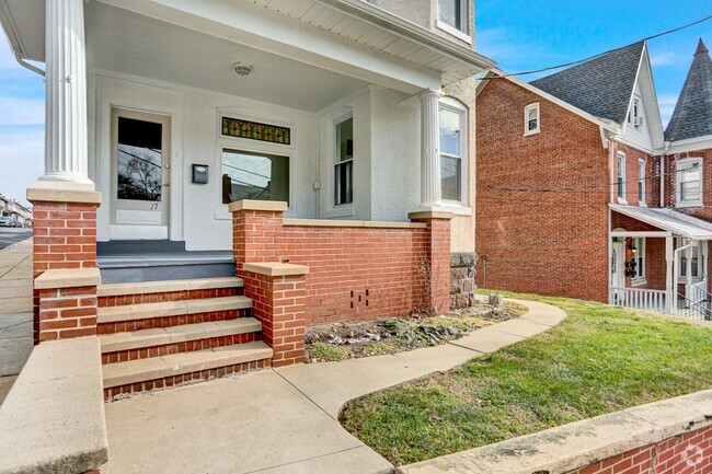 Building Photo - 17 N Church St Unit 2nd Flr Front Rental