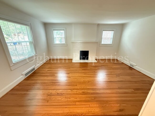 Photo - 2105 Queen St