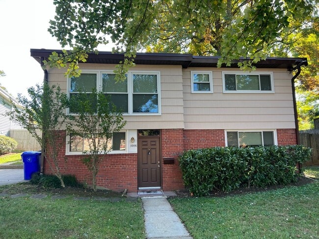 Building Photo - Spacious Home , Great Location