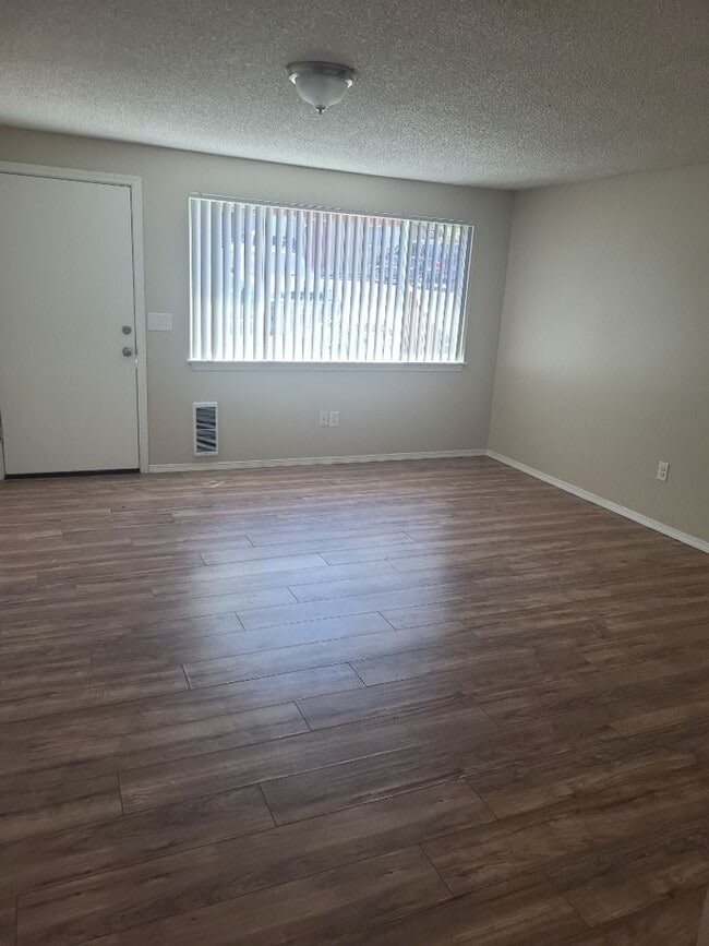 Photo - Charming Two Bedroom Lower Level Flat Close to Downtown Vancouver Unit 2815 L