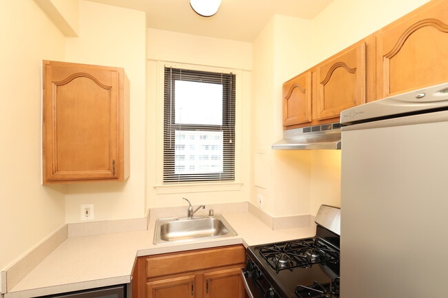 Kitchen with Window - 1010 25th St NW Unit 609