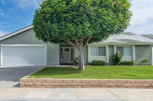 Building Photo - Turnkey Huntington Beach Home with Modern ...