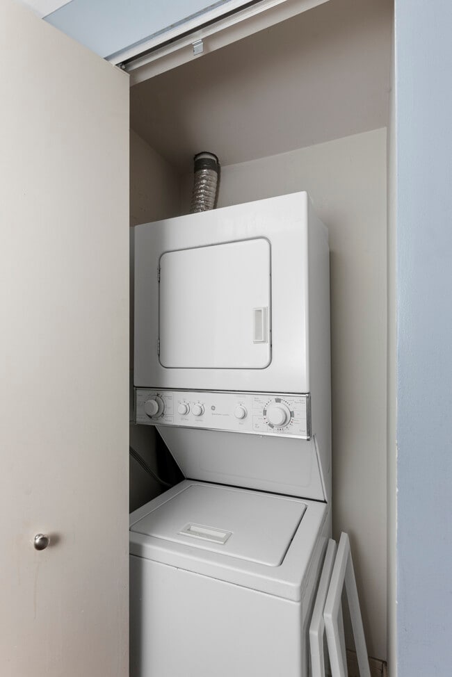 Building Photo - 2300 N Commonwealth Ave Unit 1A Rental