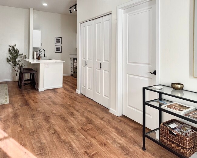 Photo - 2024 E River Rd Unidad 201