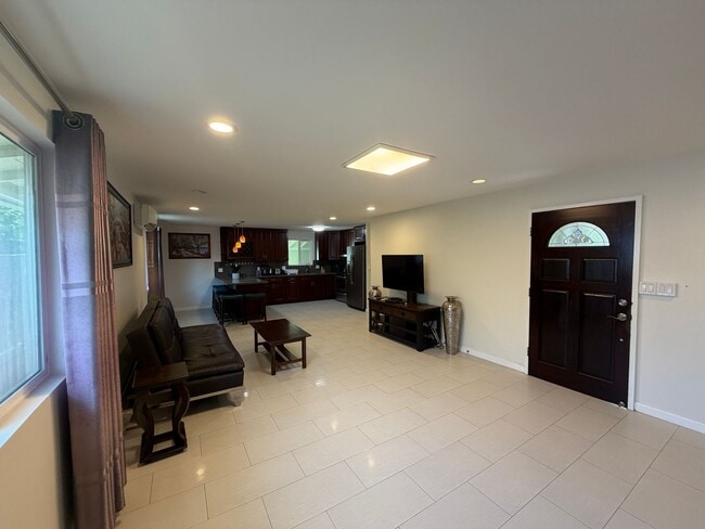 Building Photo - 3346 Kanaina Ave Unit A