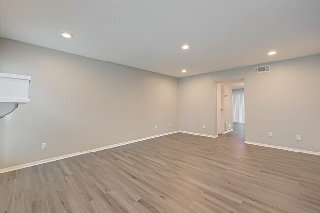 Photo - 5917 Fairdale Ln Unidad 14